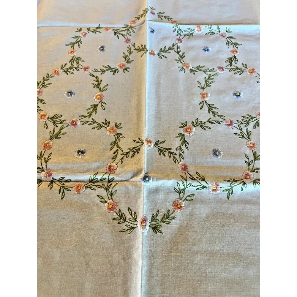 Vintage Embroidered Small‎ Tablecloth & 4 Napkins Set Floral Crisp White Cottage